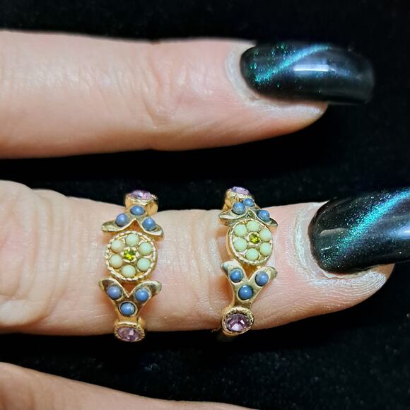 Vtg Floral Design Rhinestone Gold Tone ⅞" Diameter Hoop Earrings Snap Closure - Picture 12 of 16